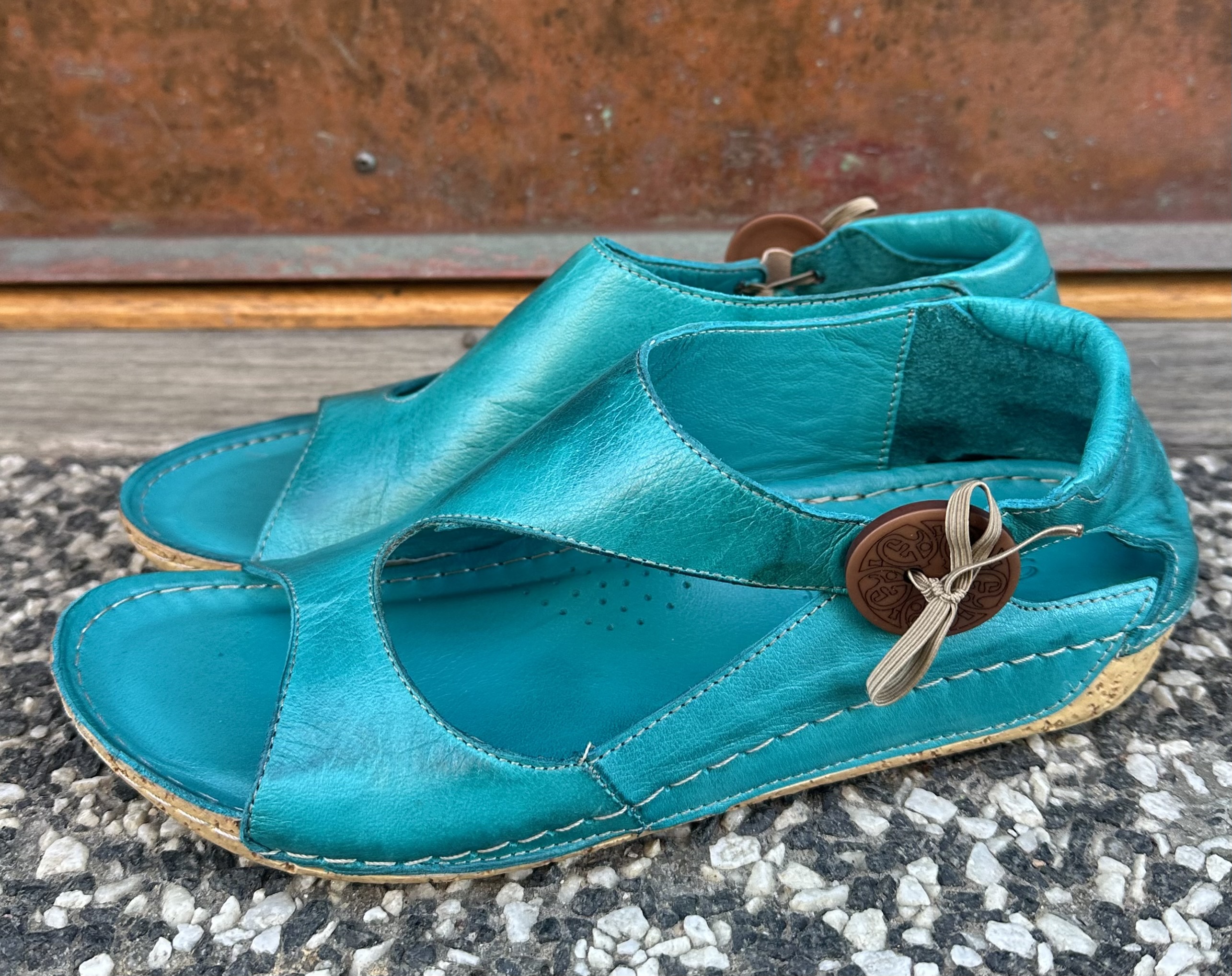 Sandalen med knappen i skinn, turkos