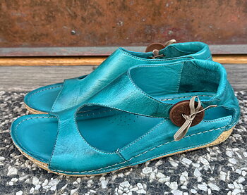 Sandalen med knappen i skinn, turkos