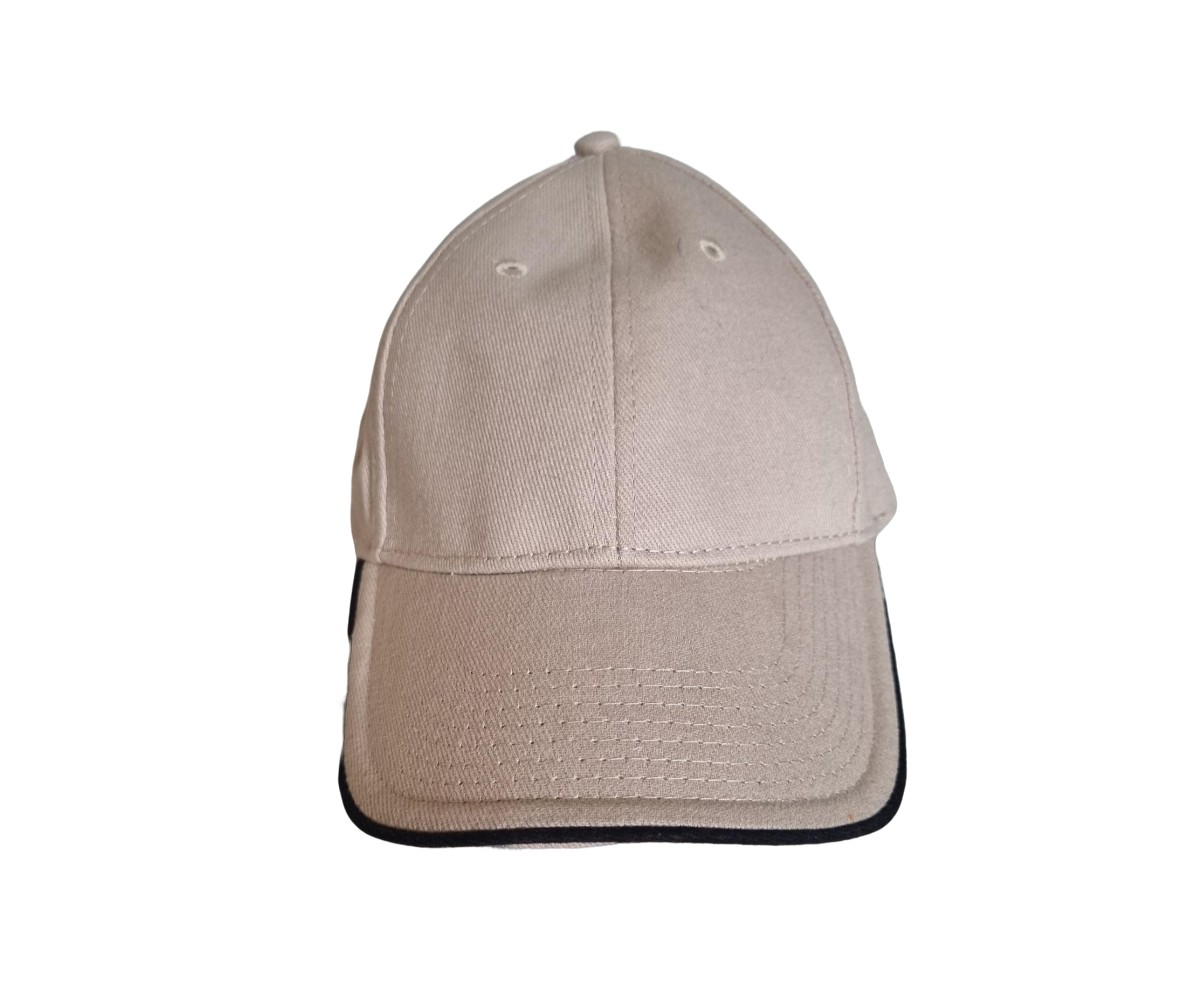 Beige keps med svart kant