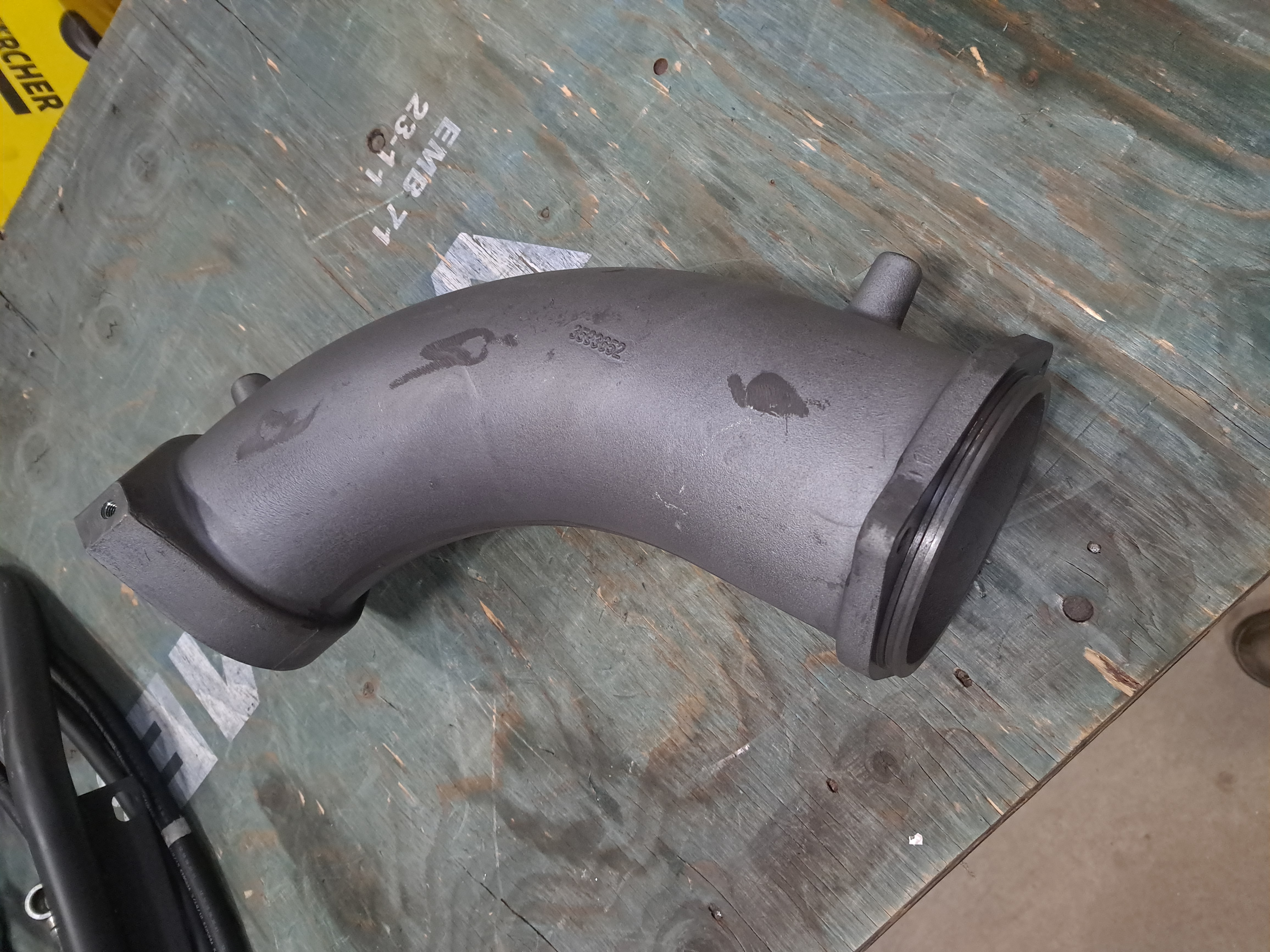Connecting pipe
