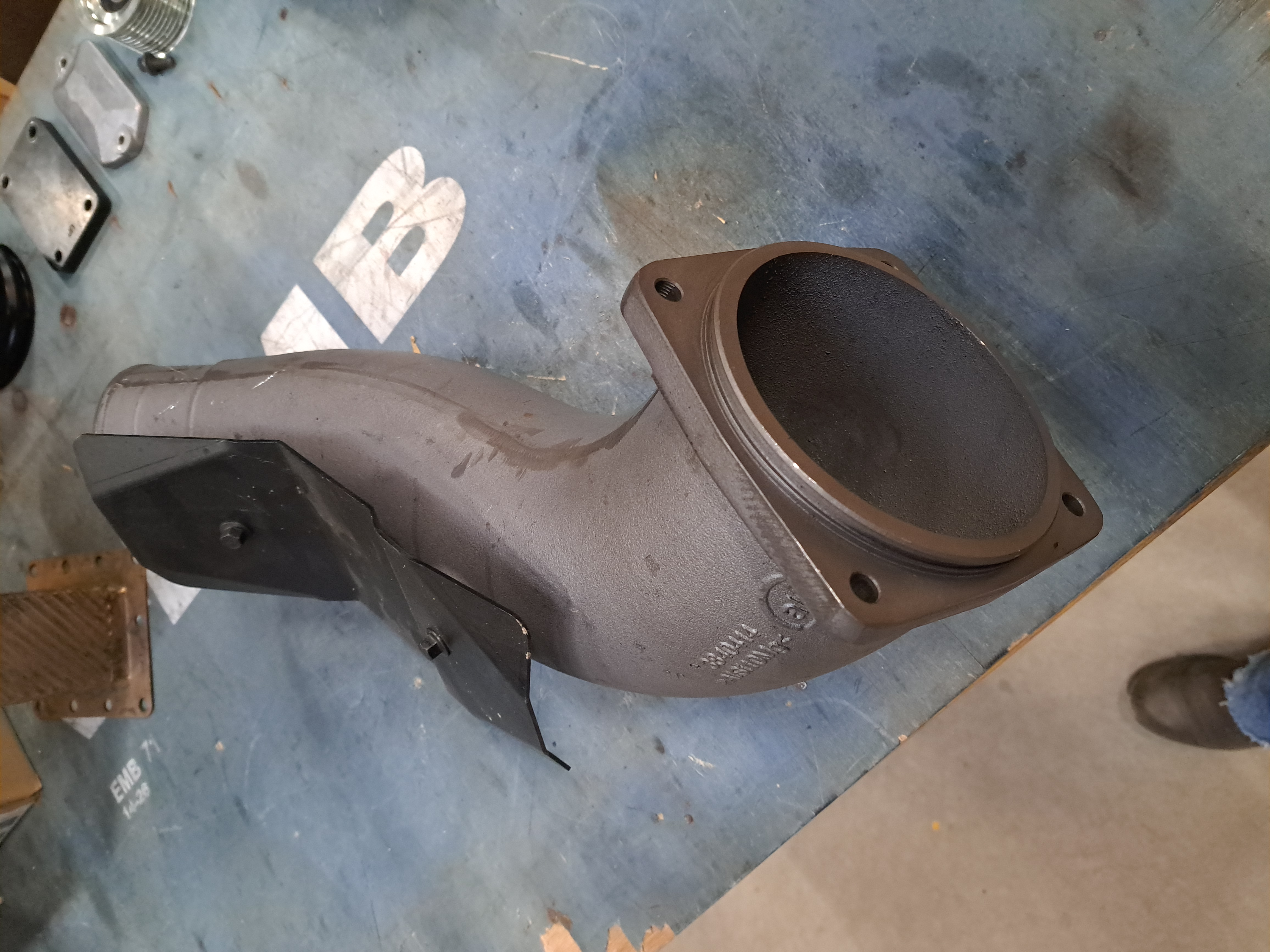 Connecting pipe