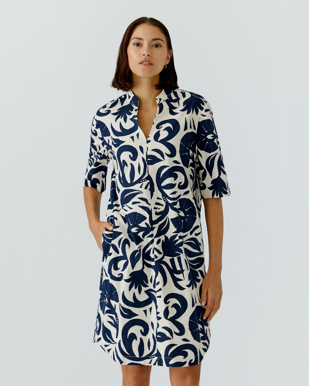 Bomullsklänning v-ringad mönstrad mörkblå/vit - 3