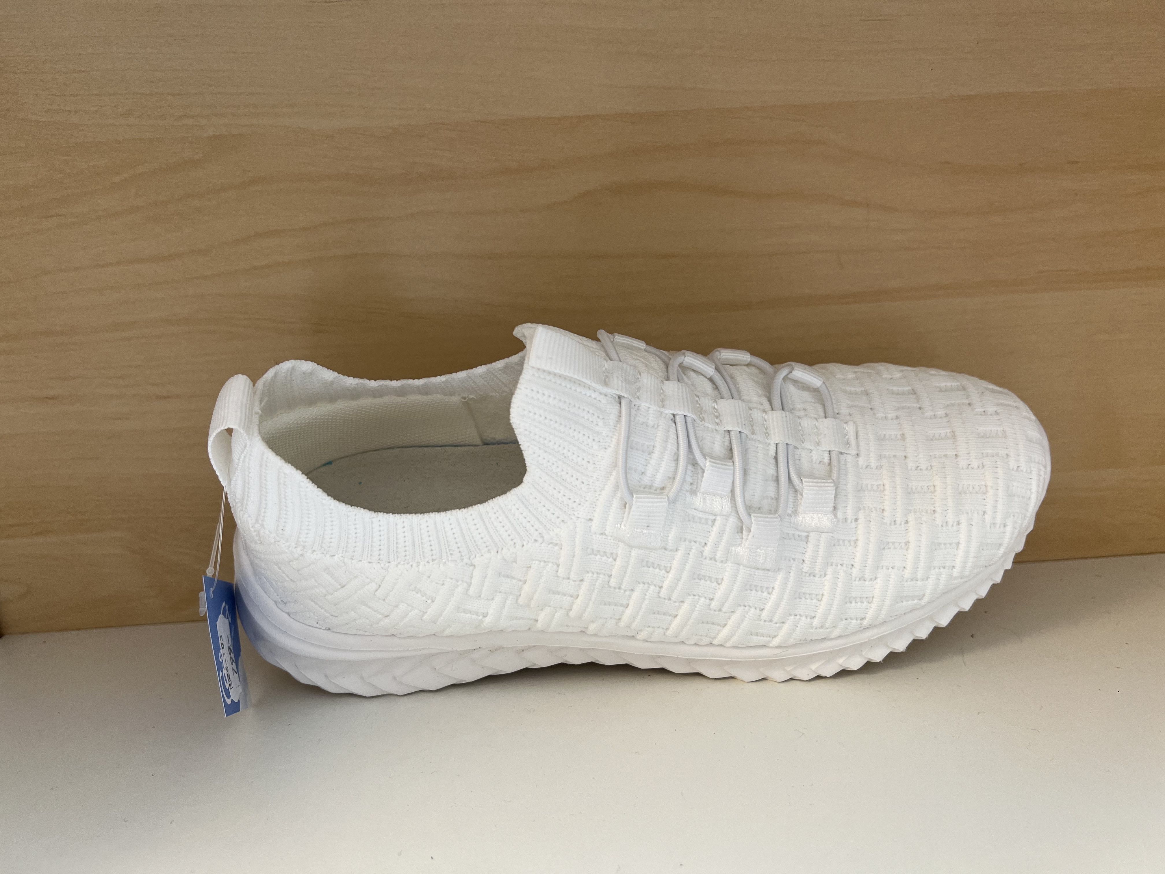 Damsko  i vit textil, mjul, lätt och jätteskön. - 2