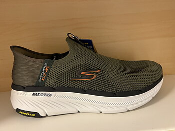 Skechers Herrsko "Max Cushion" Slip-ins och med Memory Foam innersula. Good Year yttersula.  Olive/svart/vit.