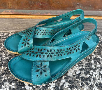 Sandalen "Flower"  i skinn från Rosa Negra, turkos
