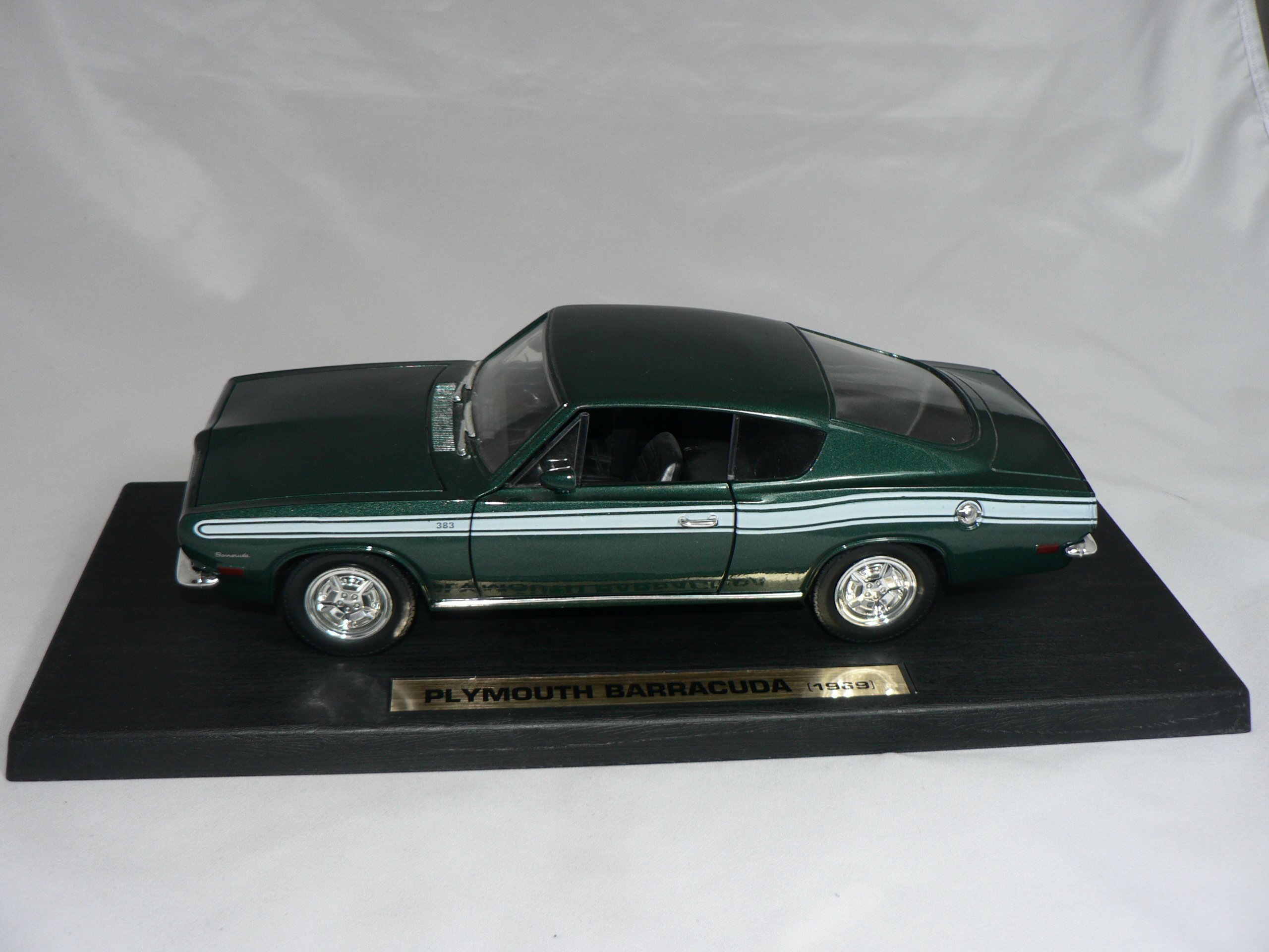 Plymouth Barracuda 1969  1:18  Road Legends - 3