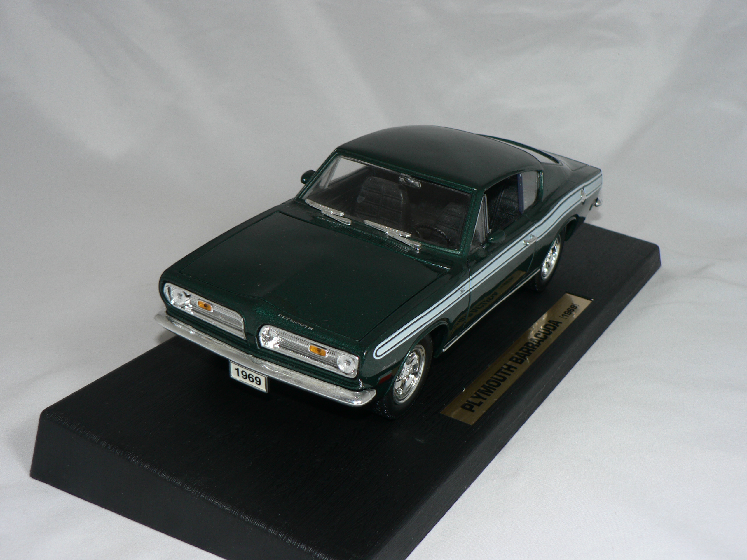 Plymouth Barracuda 1969  1:18  Road Legends