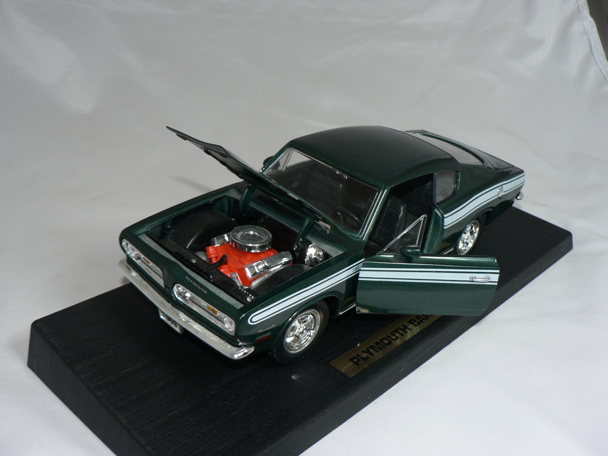 Plymouth Barracuda 1969  1:18  Road Legends - 4