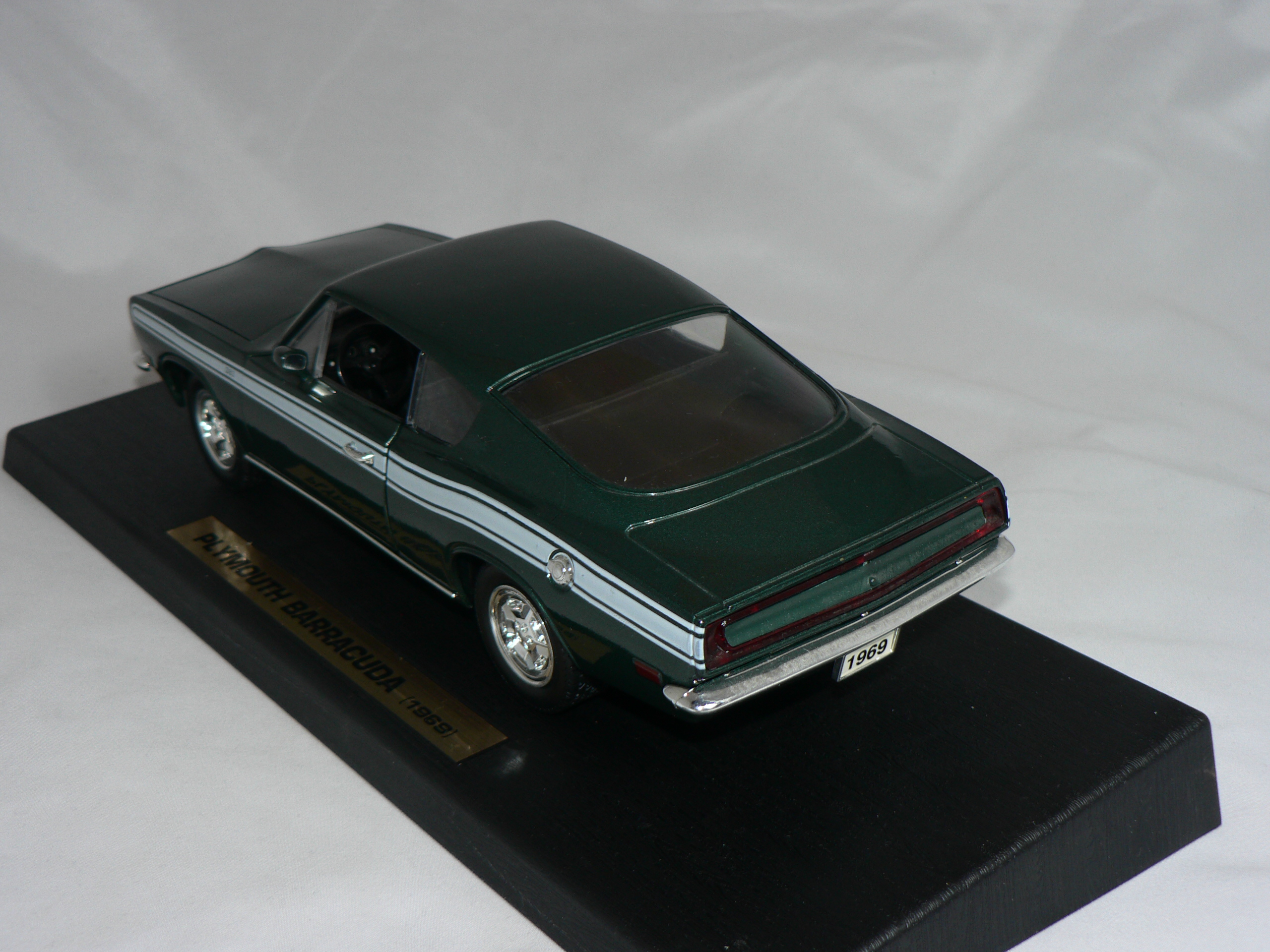 Plymouth Barracuda 1969  1:18  Road Legends - 2