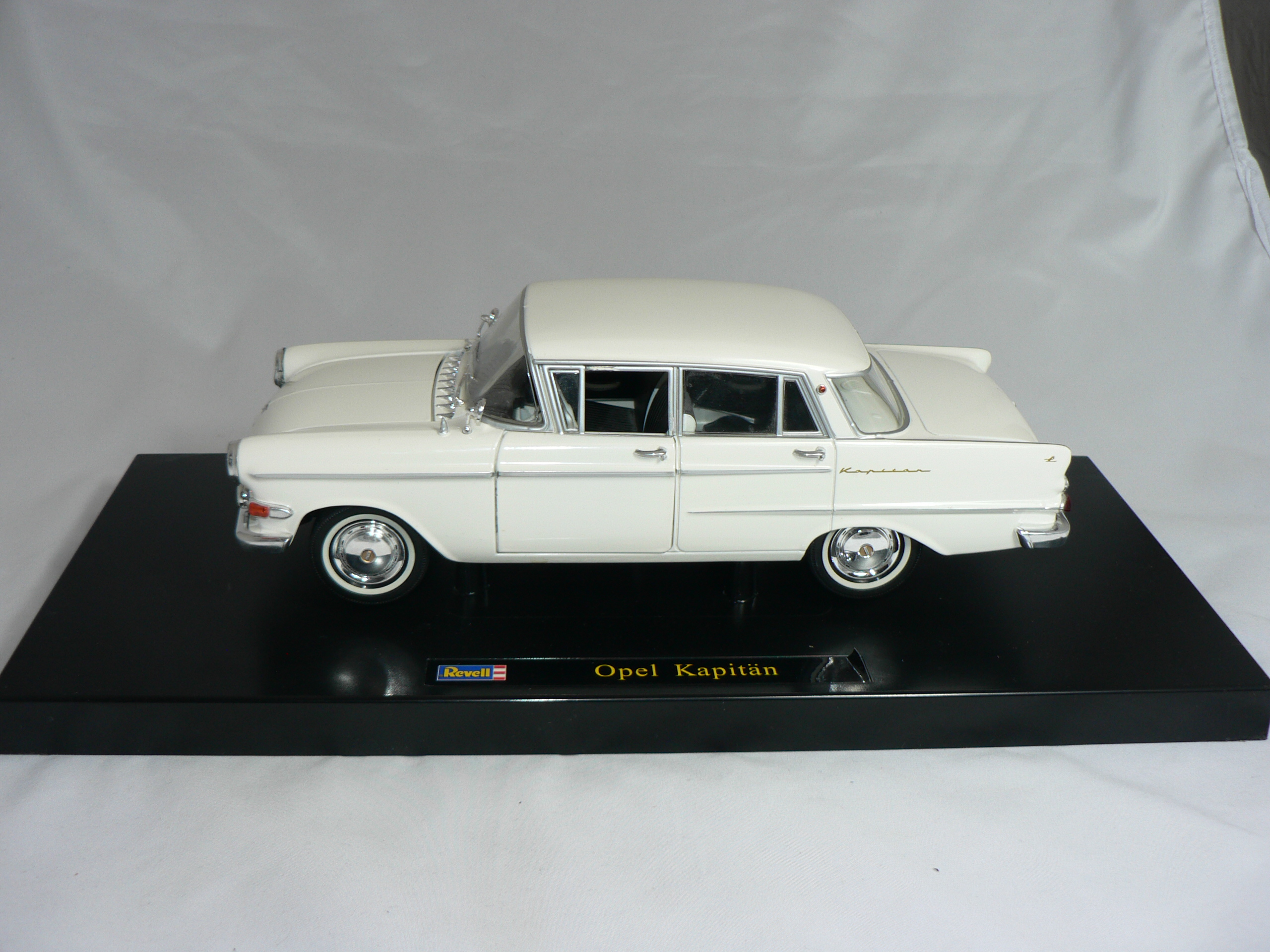 Opel Kapitän 1959 1:18 Revell - 3