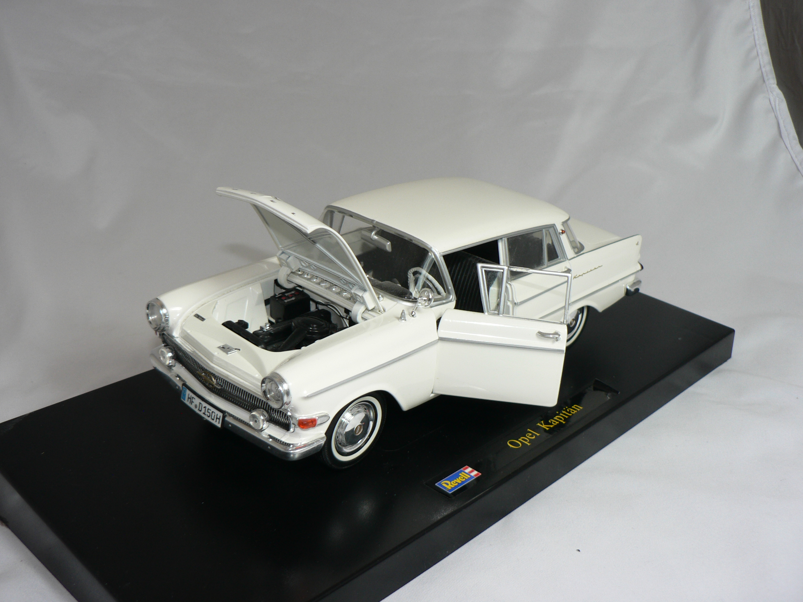 Opel Kapitän 1959 1:18 Revell - 4