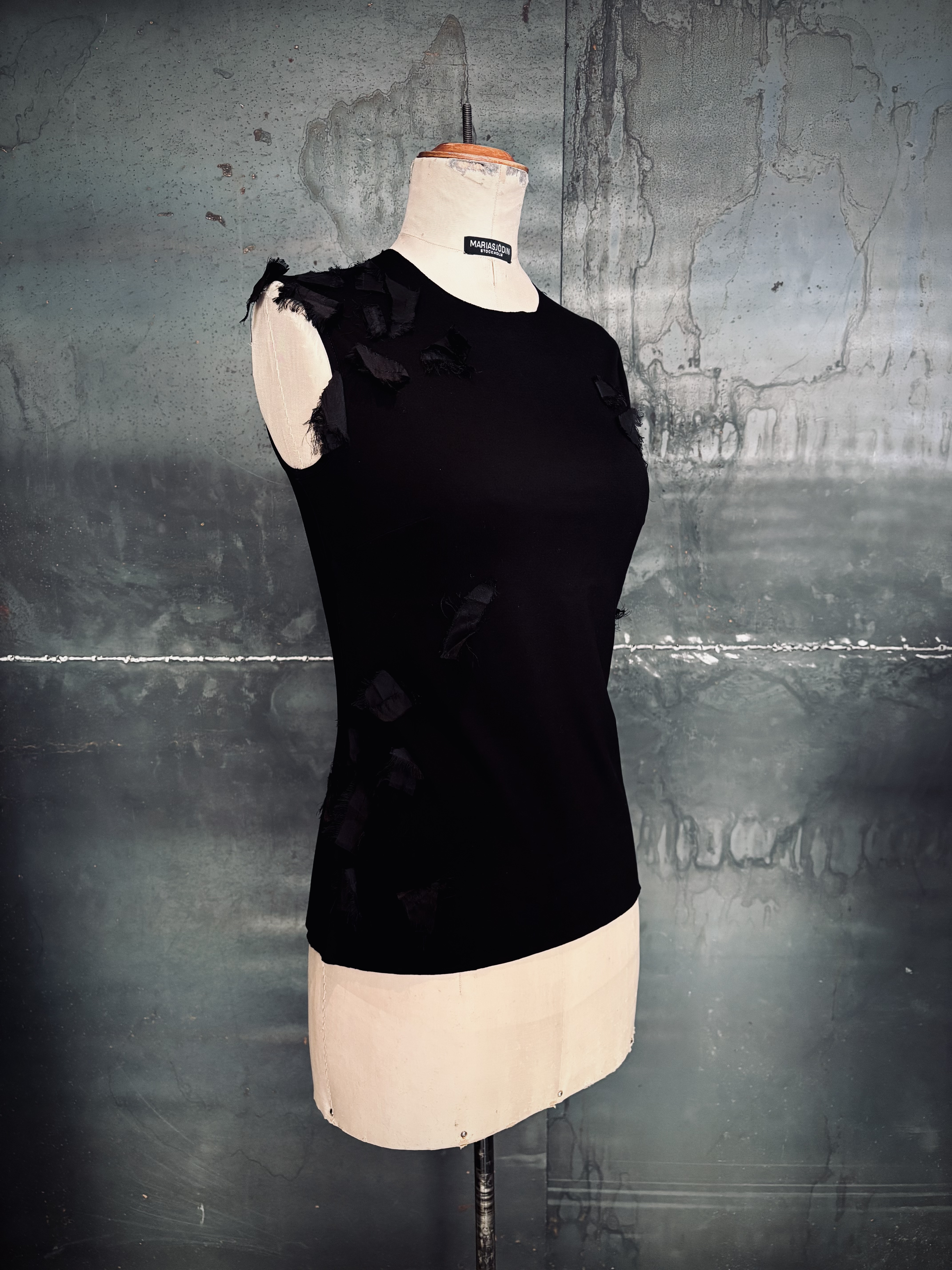 FRAGMENT-  SLEEVELESS TOP