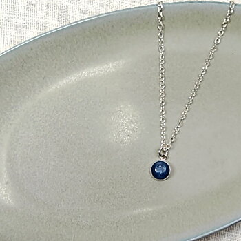 IAMLUND Dew halsband kyanit, blå, runt hänge 8 mm på silverkedja 42,5–45 cm, visas i närbild på ljus bakgrund.