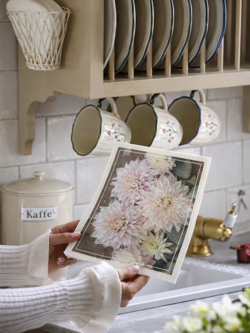 Dishcloth with six dahlias