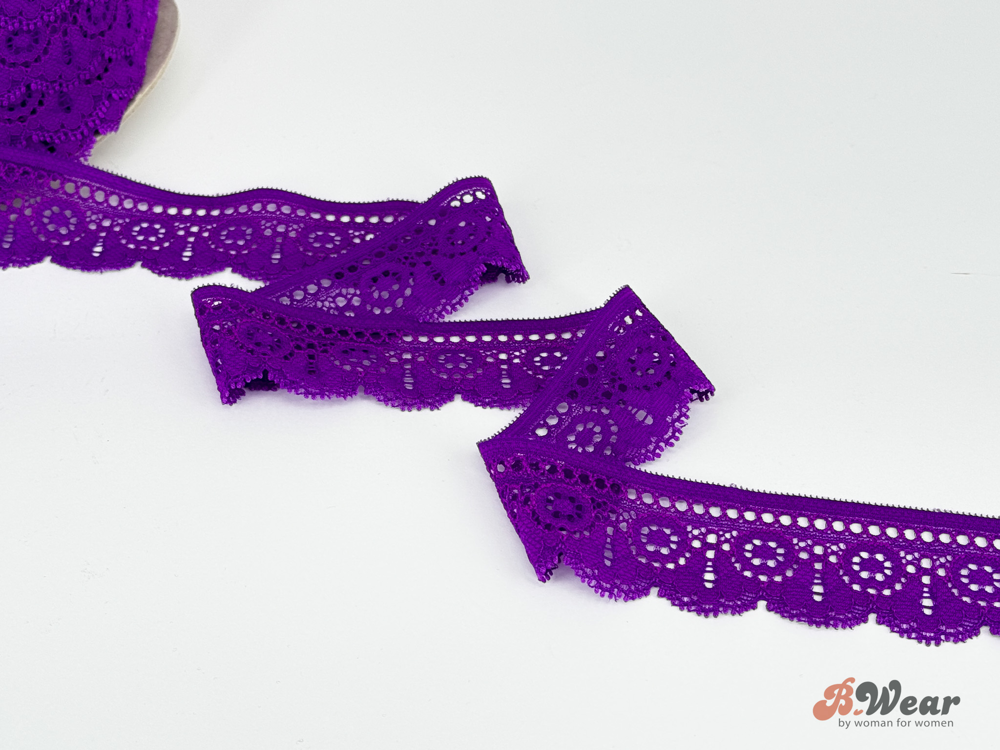 Stretch lace in Purple with beautiful pattern - 30 mm