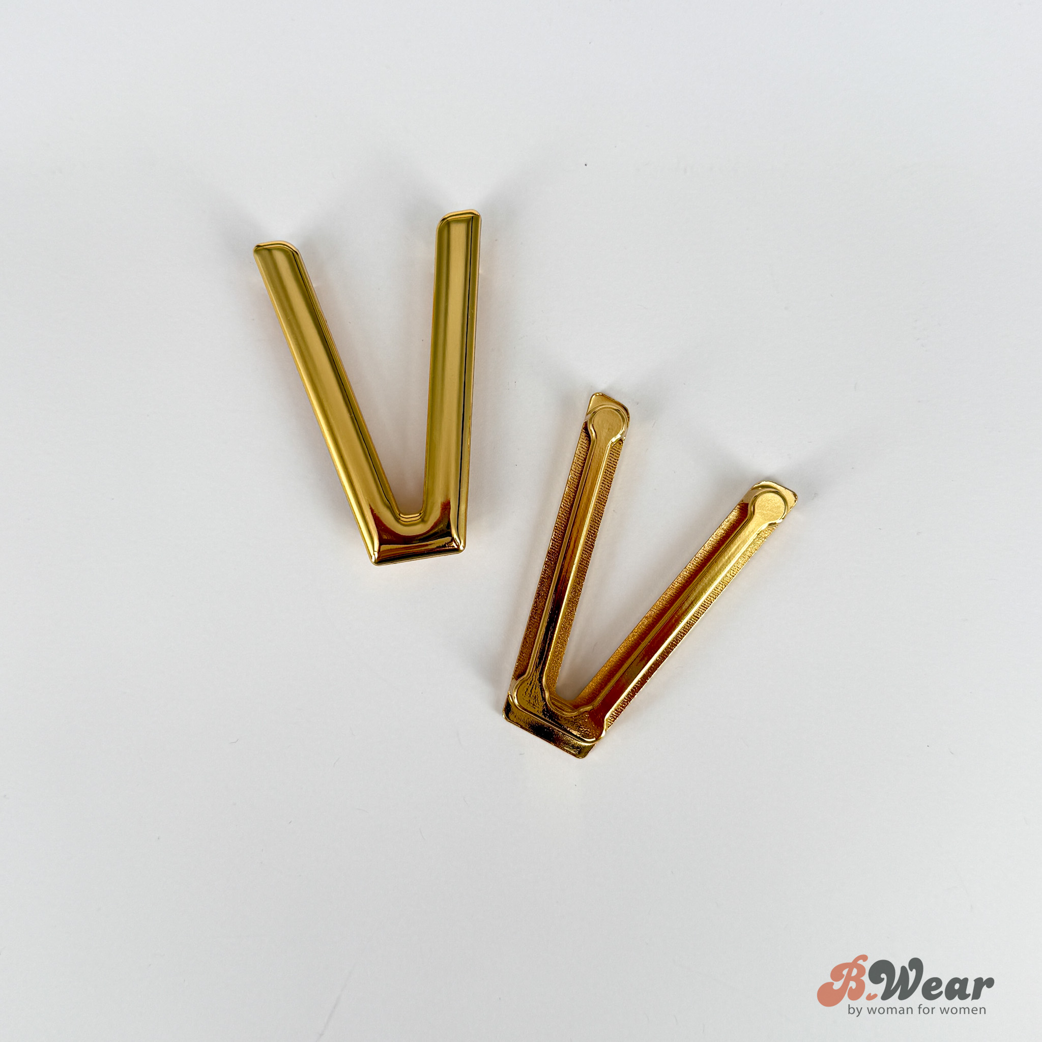 Swimwear clip "V"