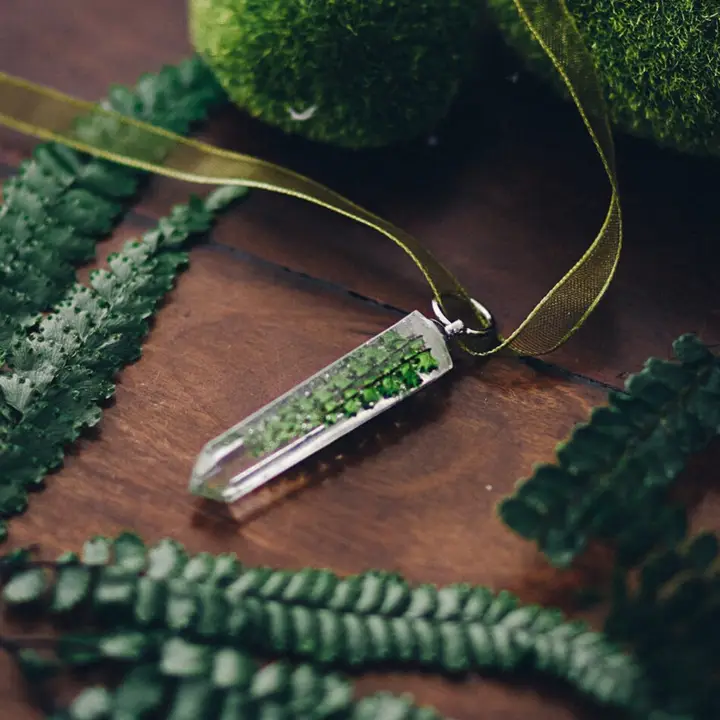 Halsband med ormbunke