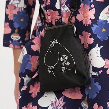 Mumin axelremsväska svart – Mobilväska Mumintrollet blommor