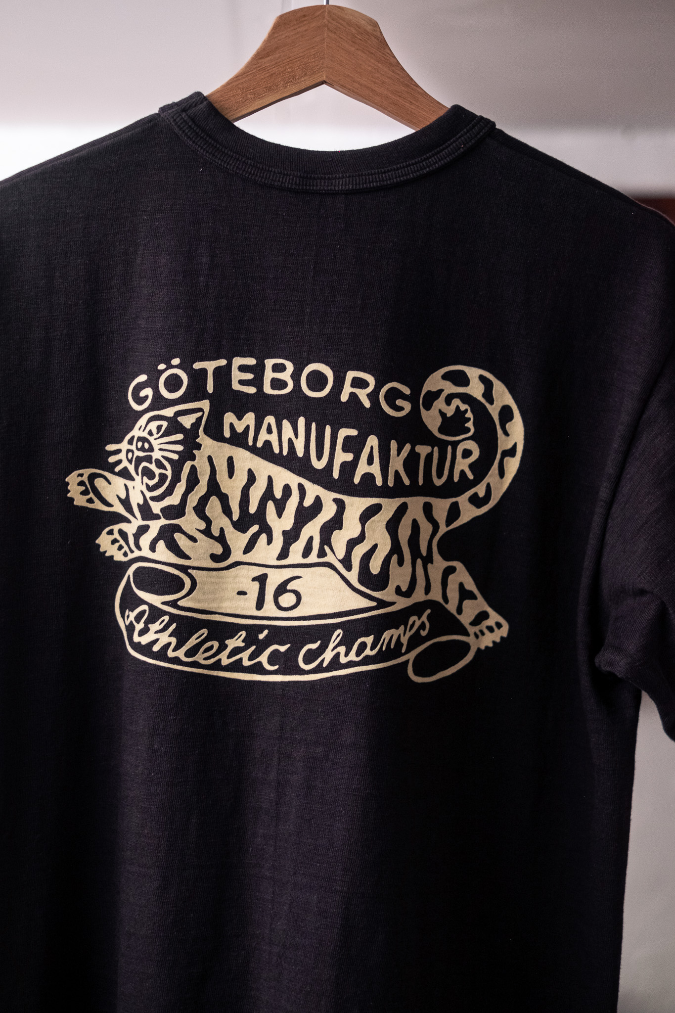 Warehouse X Göteborg Manufaktur - Lot 4601 Athletic Champs T-Shirt Sumikuro - 3