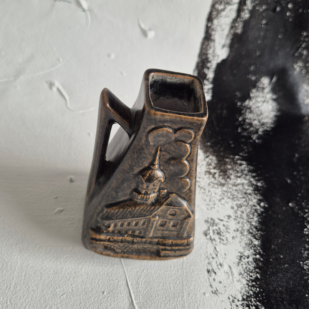 vintage VAS med hänkel, brunsvart med motiv Söderköpings rådhus, Brandi,  h 12 cm - 3