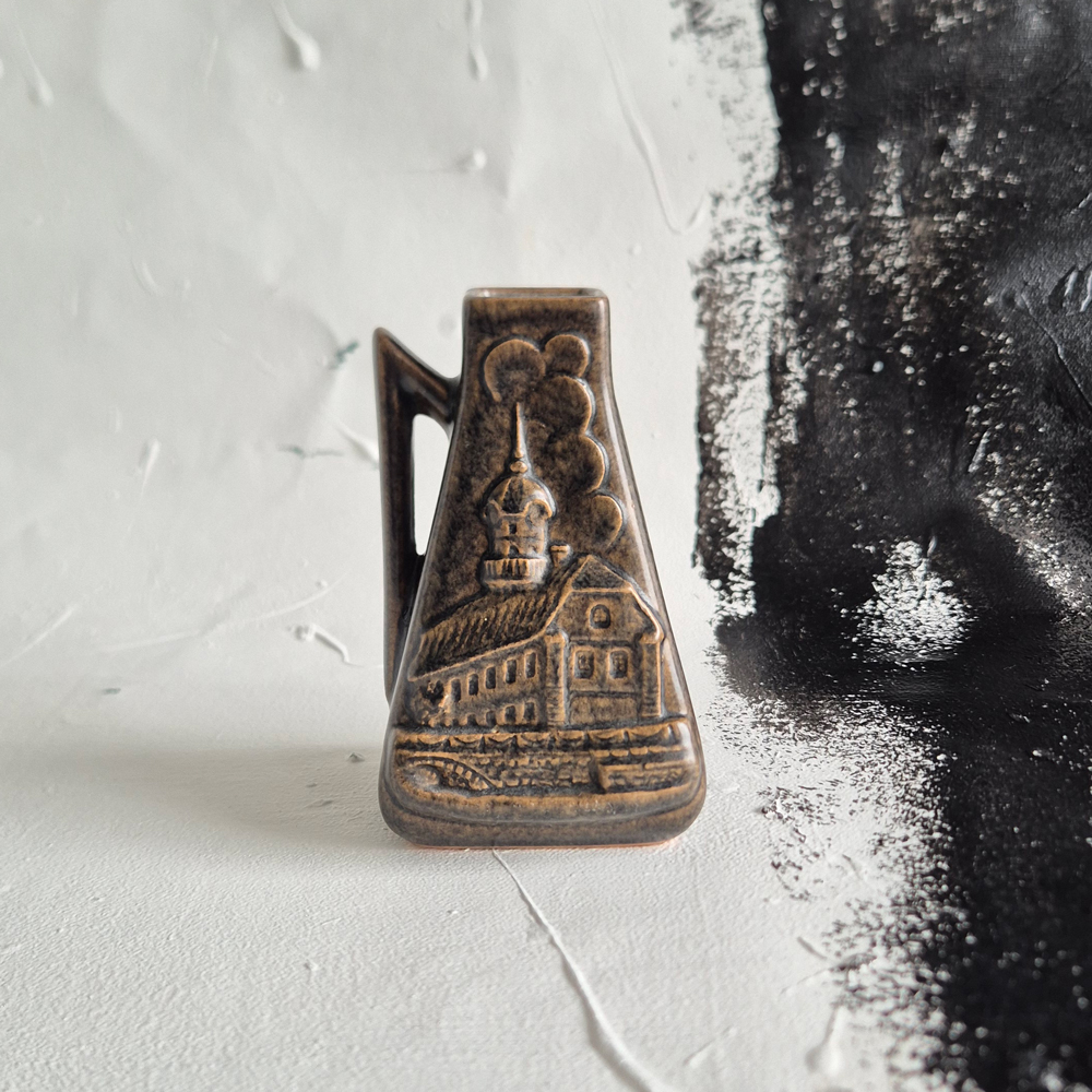 vintage VAS med hänkel, brunsvart med motiv Söderköpings rådhus, Brandi,  h 12 cm