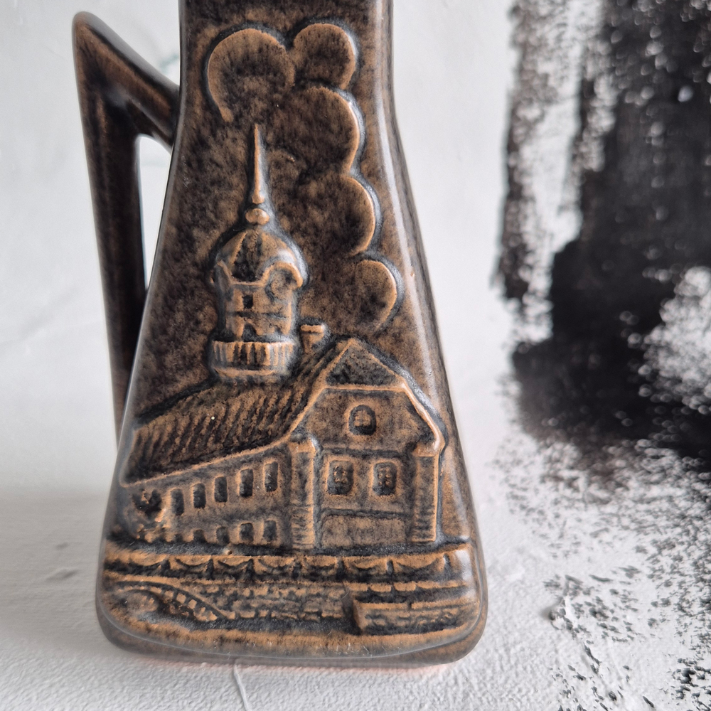vintage VAS med hänkel, brunsvart med motiv Söderköpings rådhus, Brandi,  h 12 cm - 4