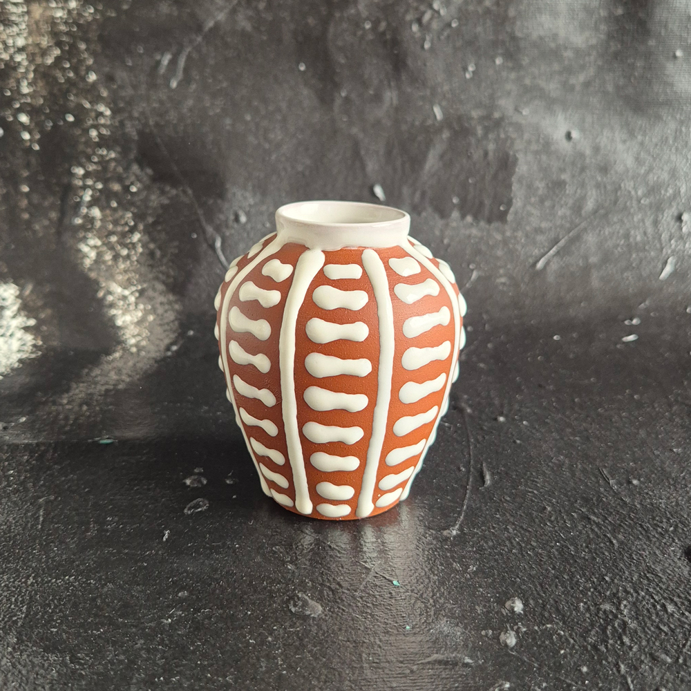 vintage VAS, terracotta med vitt grafiskt mönster,  h 8 cm - 2
