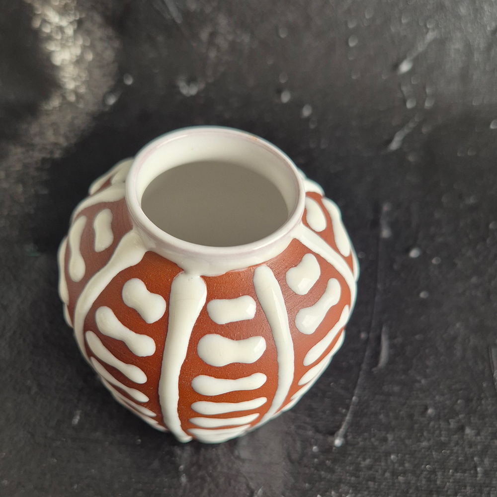 vintage VAS, terracotta med vitt grafiskt mönster,  h 8 cm - 3