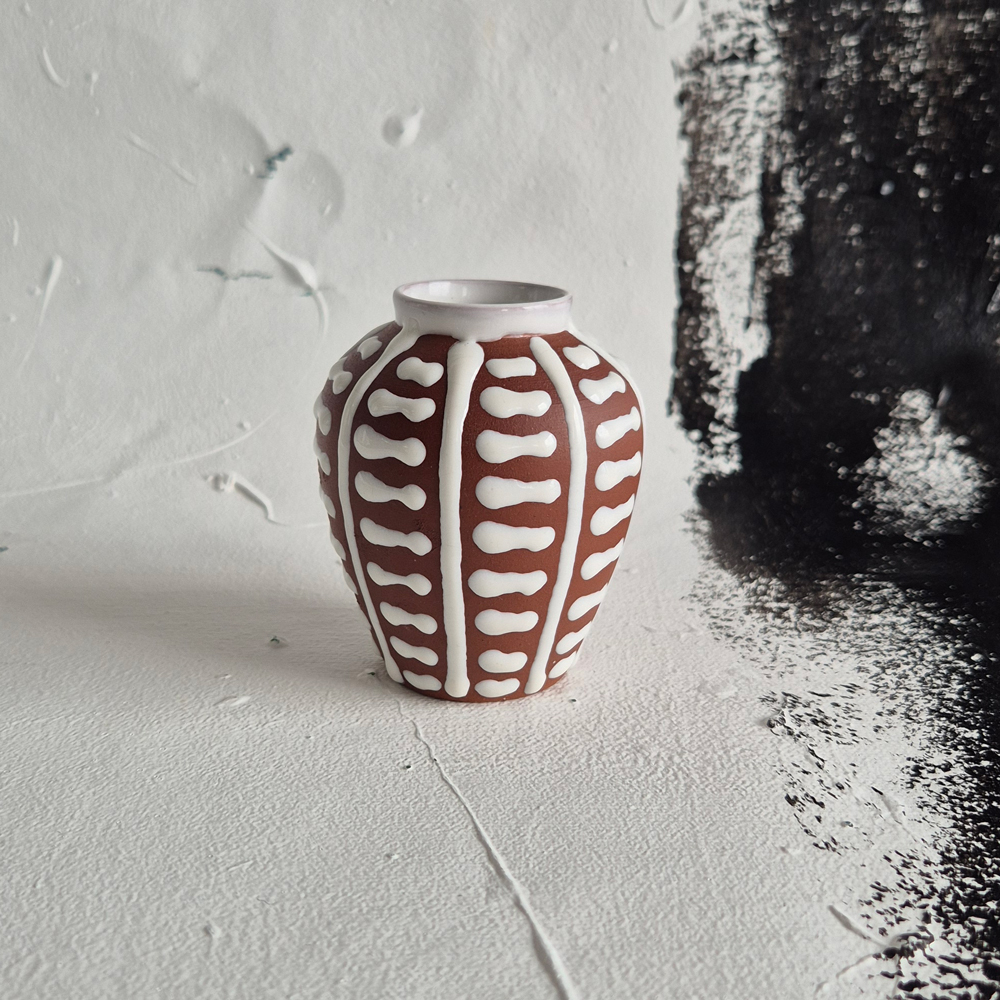 vintage VAS, terracotta med vitt grafiskt mönster,  h 8 cm
