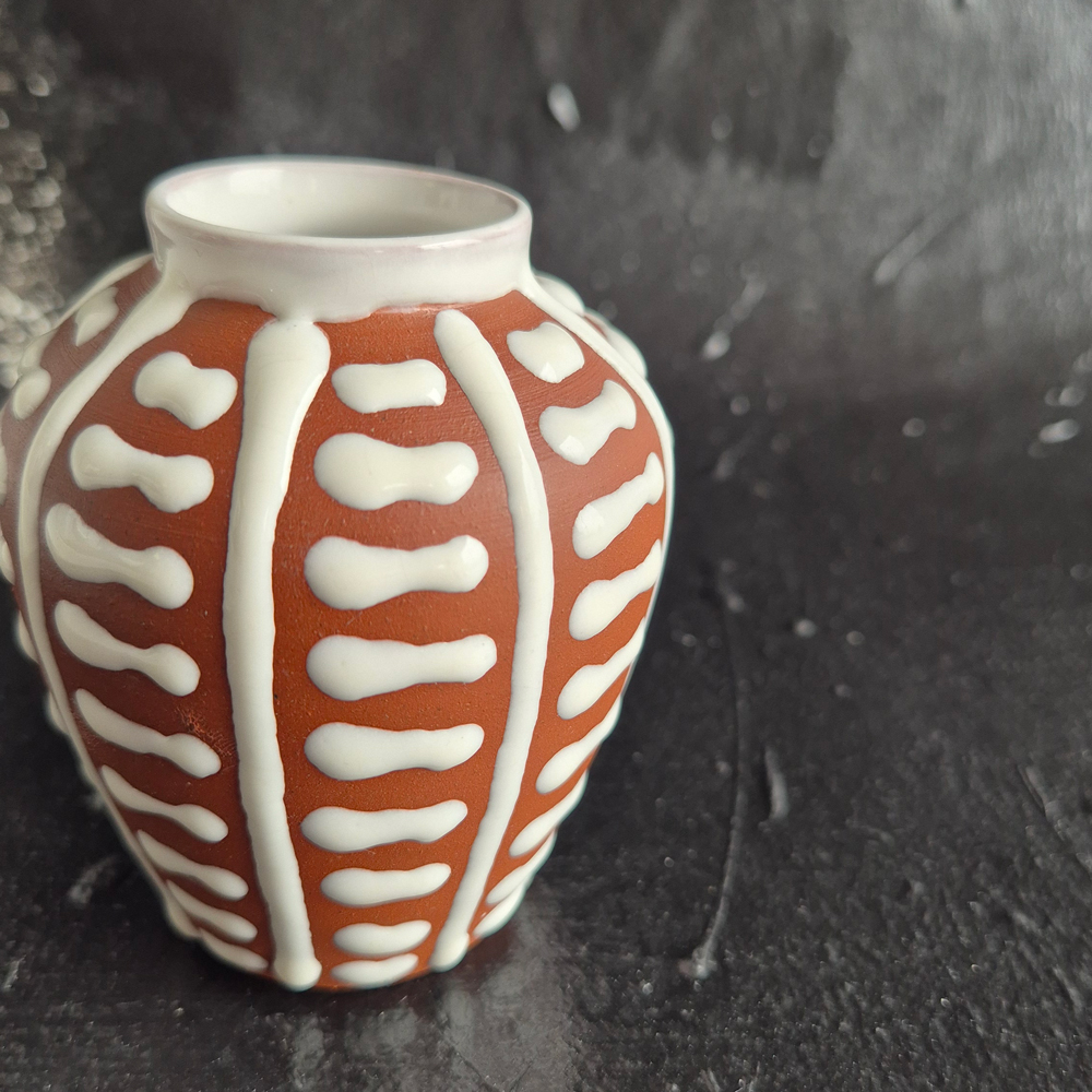 vintage VAS, terracotta med vitt grafiskt mönster,  h 8 cm - 4