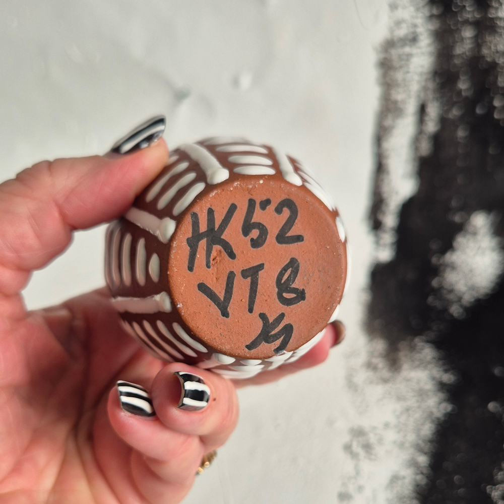 vintage VAS, terracotta med vitt grafiskt mönster,  h 8 cm - 6