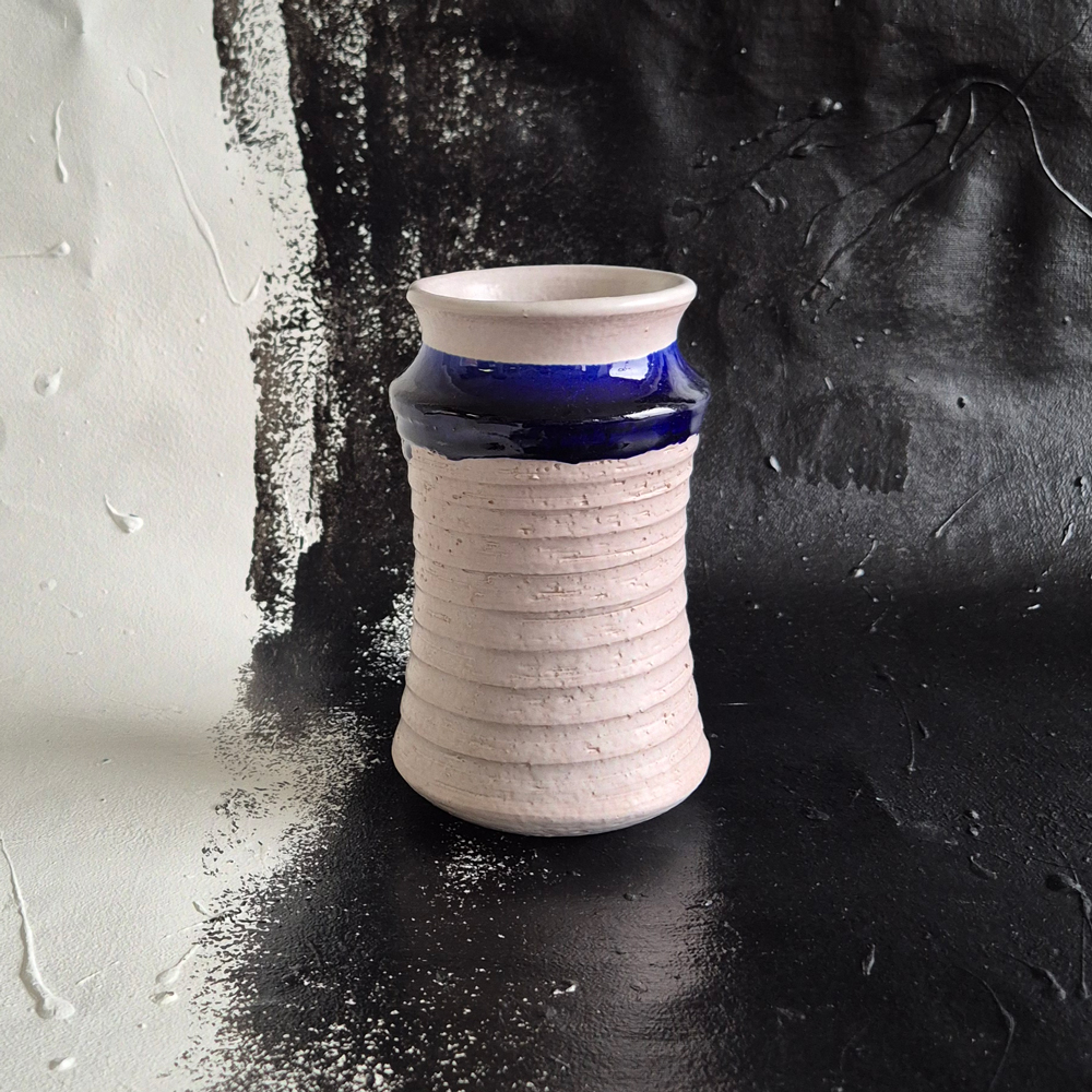 vintage VAS i benvitt och blått från Steninge, h 16,5 cm