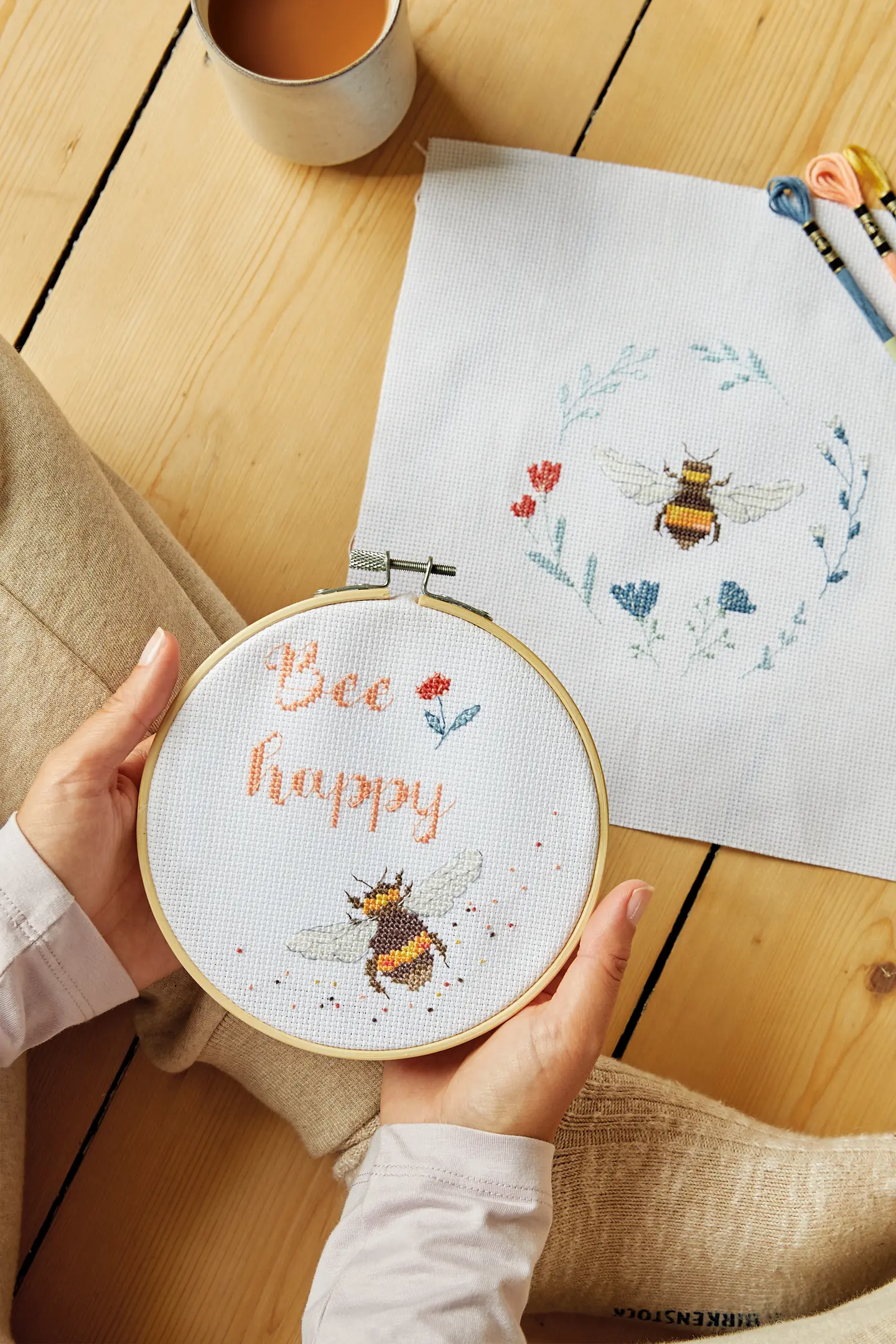 DMC Korsstygnskit 2 st The Well-bee-ing  Ø 15,7 cm - Aida 5,5/14 ct - 2
