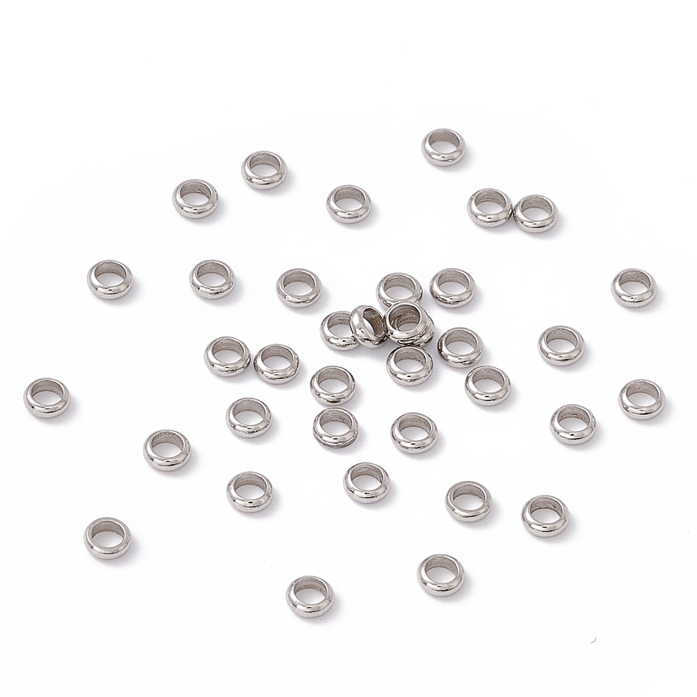 Rondellpärlor i rostfritt stål ca 3,5 mm diameter och 2 mm tjocklek med hål 2 mm, visade i närbild.