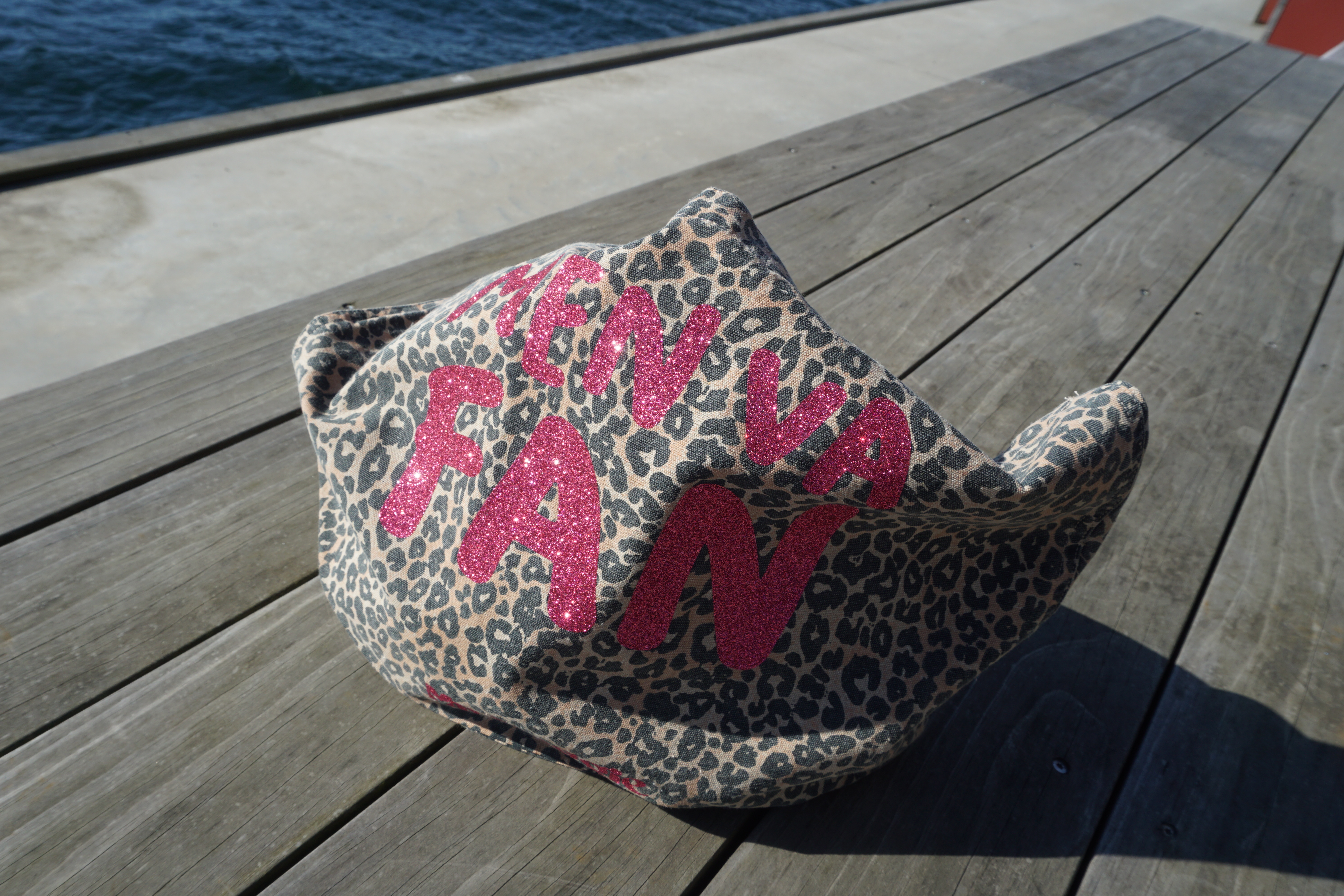 Tygkasse leopard med rosa glitter