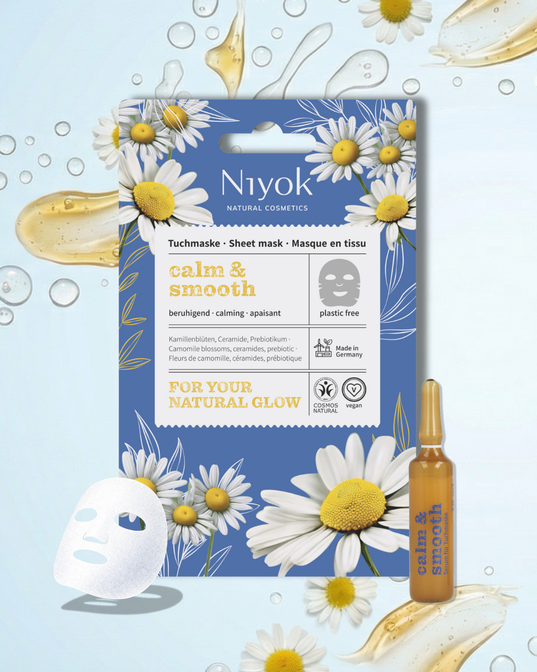 Kamomillblommor och Niyok Soothing Sheet Mask Calm & Smooth på en vattenspegel
