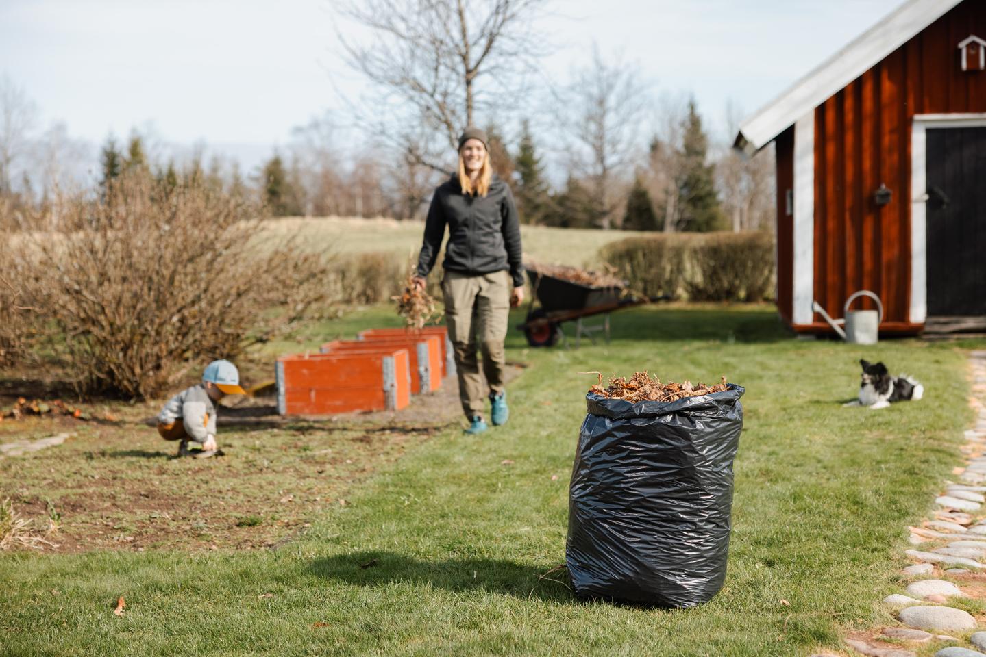 Plastsäck Basic 125L 30my svart 25/rulle - 5