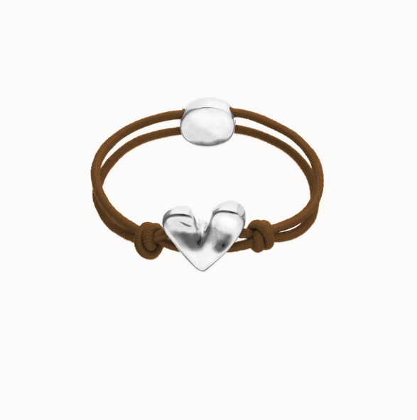 Brunt elastiskt trådarmband med sterlingsilverpläterat hjärta