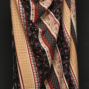 Tryckt viskoscrepe orientmönstrad svart vinröd beige