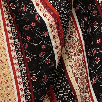 Tryckt viskoscrepe orientmönstrad svart vinröd beige
