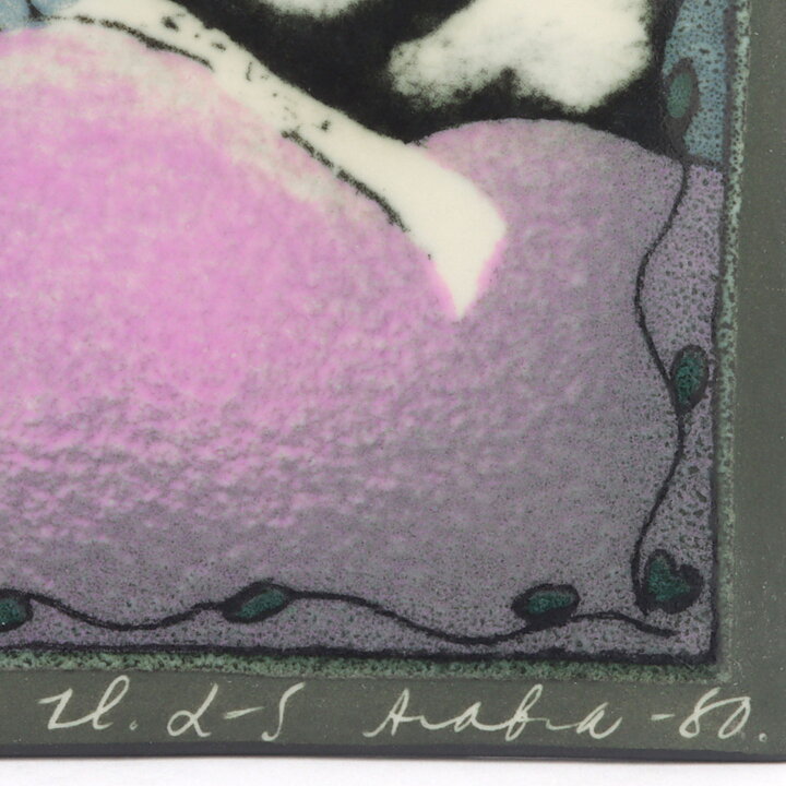 ヘルヤ・リウッコ・スンドストロム  ベッドの中にいる少女の陶板  (12cm)  1980年  [サンプル画像]