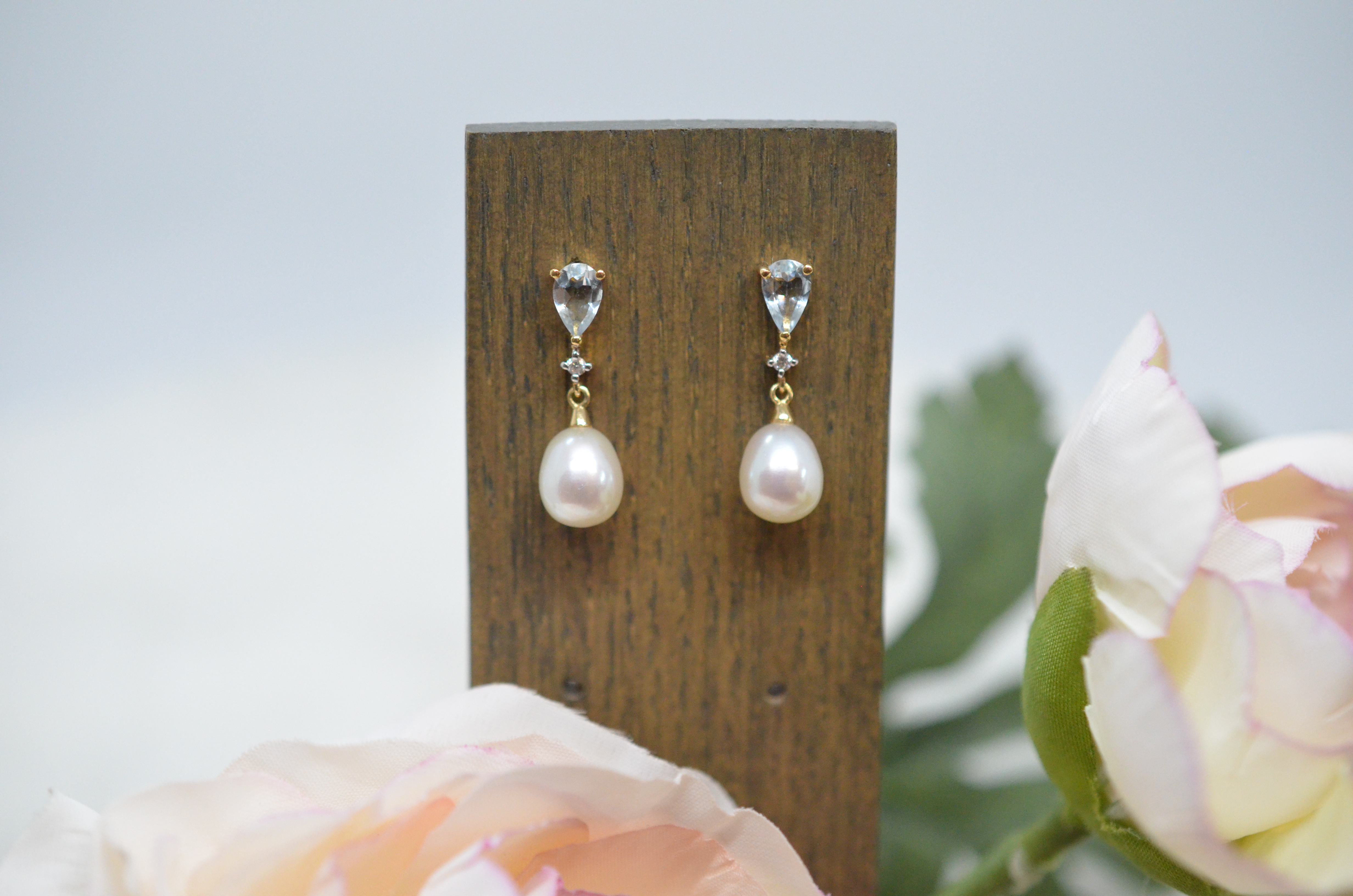 Second Hand 18k earrings with light blue stones, cultured freshwater pearls and diamonds