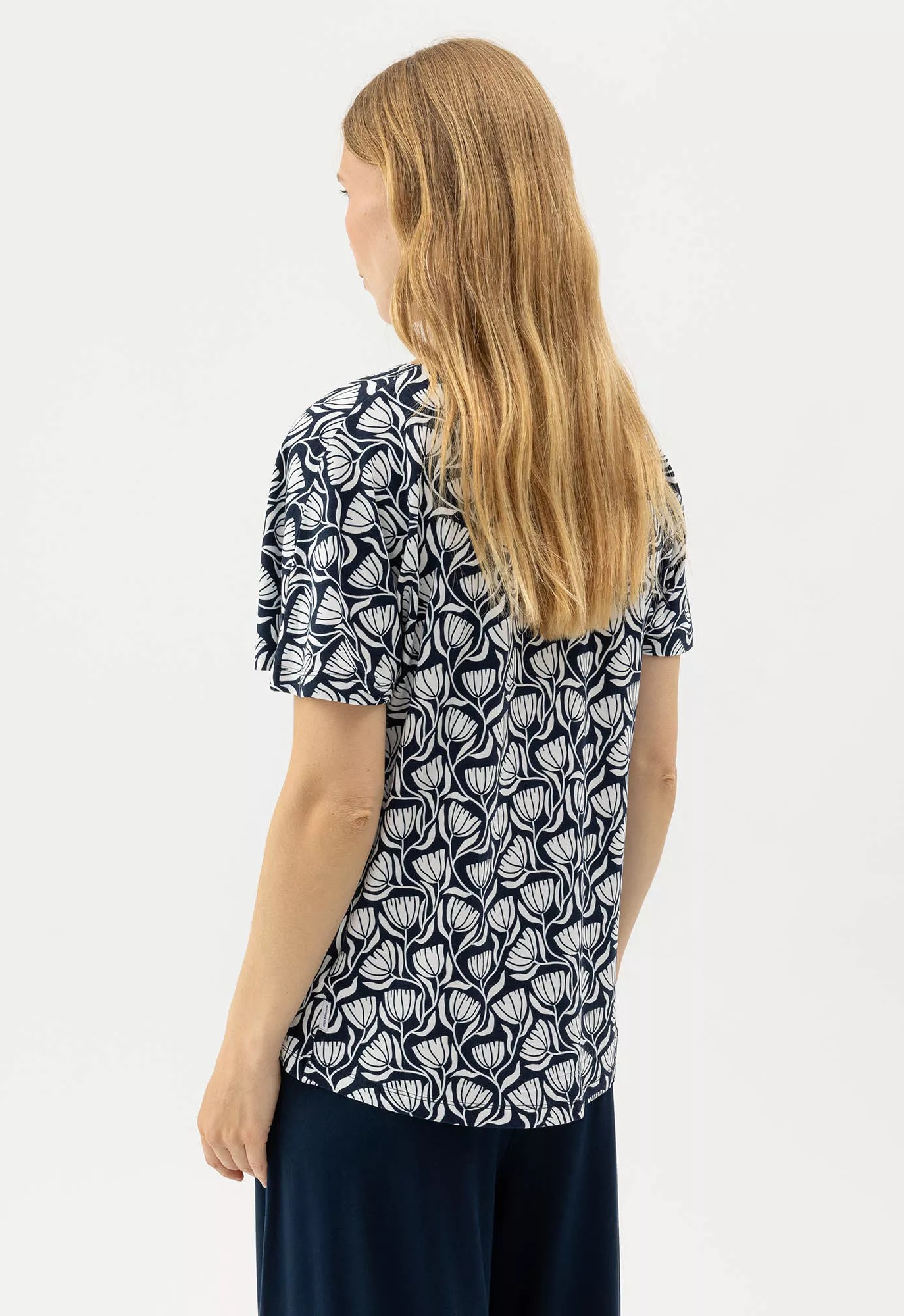 Ellen V-neck Top - Navy Pattern - Holebrook