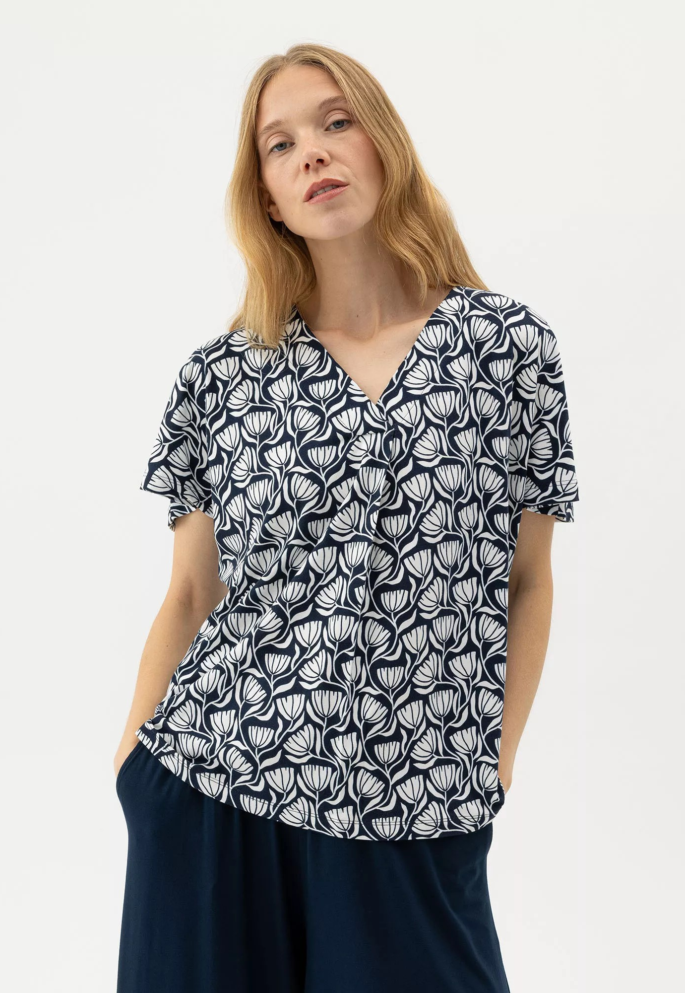 Ellen V-neck Top - Navy Pattern - Holebrook