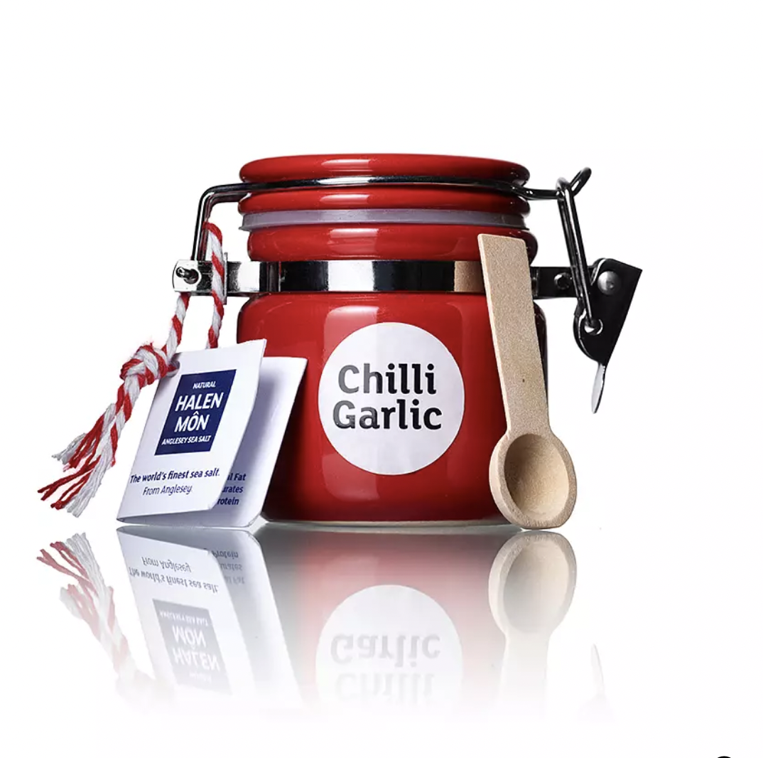 Havssalt – Halen Môn Sea Salt Chilli & Garlic i porslinsburk m sked 15g