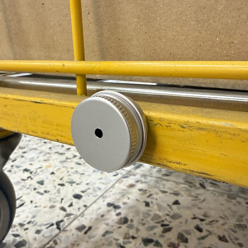 Small scent holder for nosework or cone search with magnet