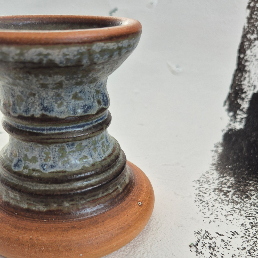 vintage LJUSSTAKE, terracotta och grågrönturkos glasyr från Rutebo Leksand, h 9,7 cm - 3
