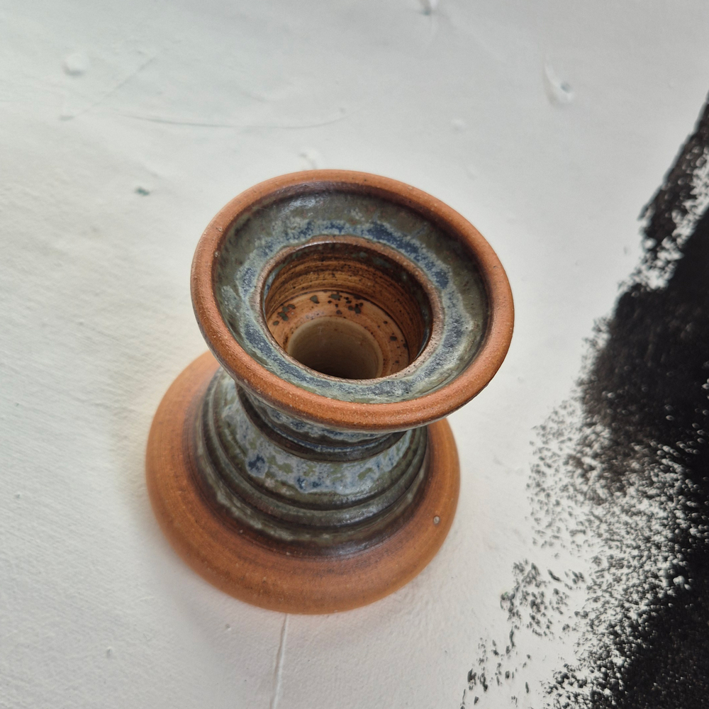 vintage LJUSSTAKE, terracotta och grågrönturkos glasyr från Rutebo Leksand, h 9,7 cm - 2