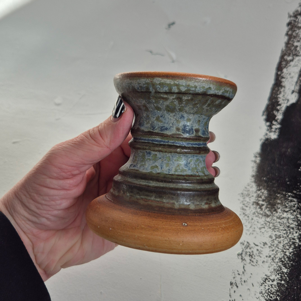 vintage LJUSSTAKE, terracotta och grågrönturkos glasyr från Rutebo Leksand, h 9,7 cm - 4