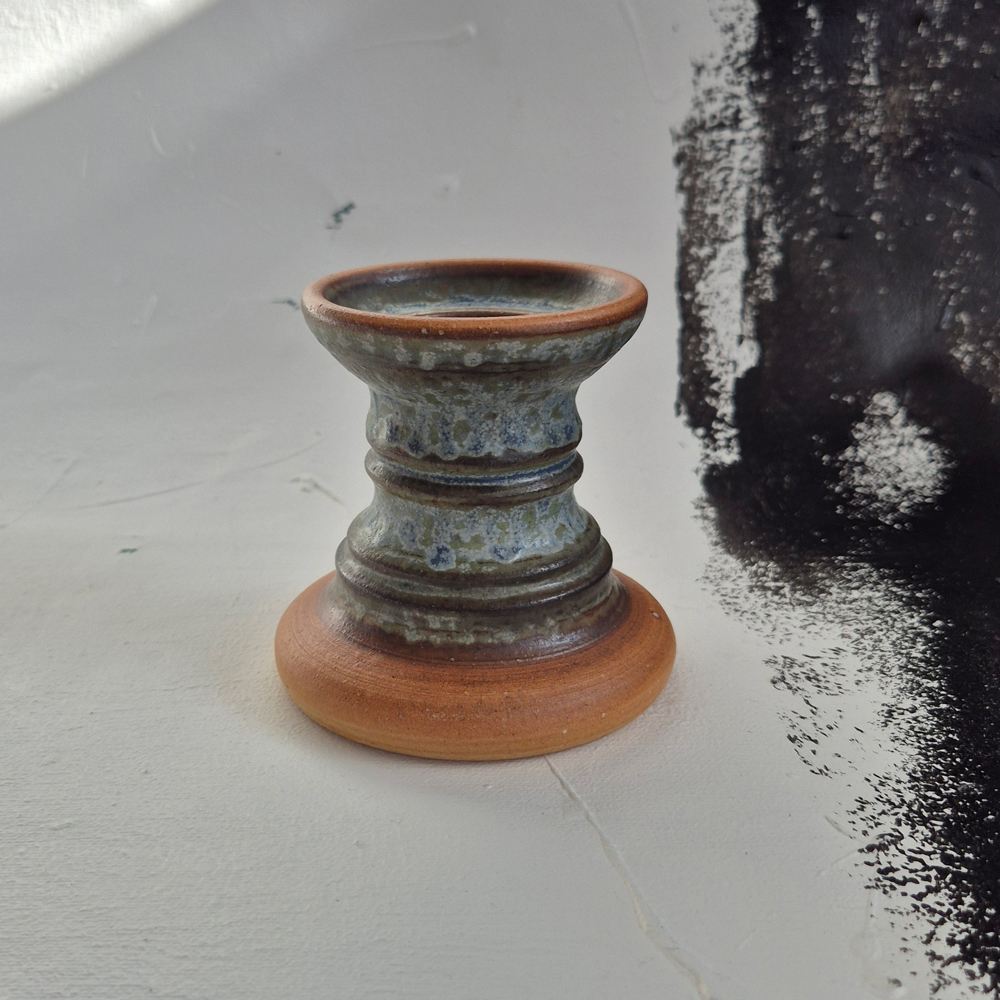 vintage LJUSSTAKE, terracotta och grågrönturkos glasyr från Rutebo Leksand, h 9,7 cm